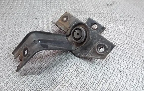 Radiator mount bracket