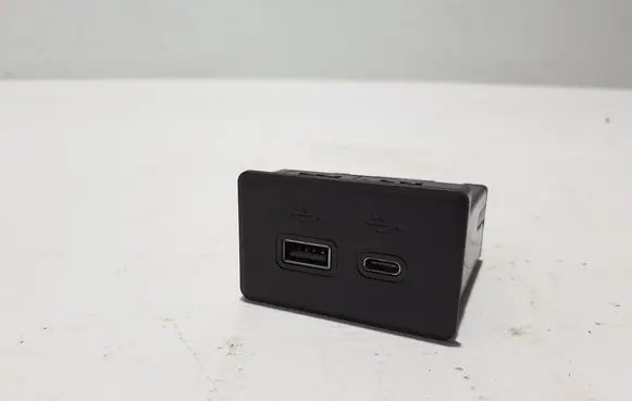 Chevrolet Silverado USB socket connector 13529874