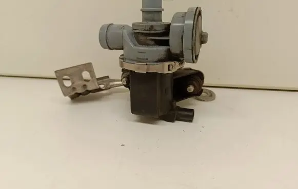 BMW 3 G20 G21 Fuel tank valve 7441833 8487498