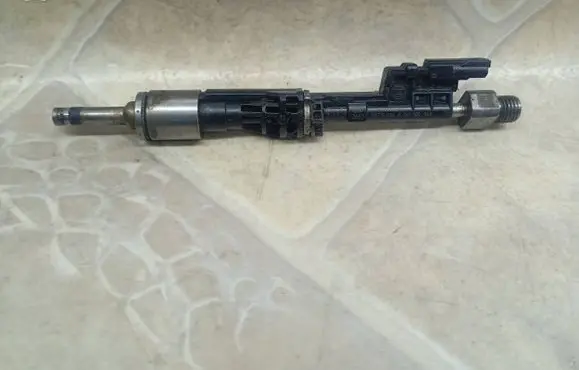 BMW 5 F10 F11 Fuel injector 0261500063