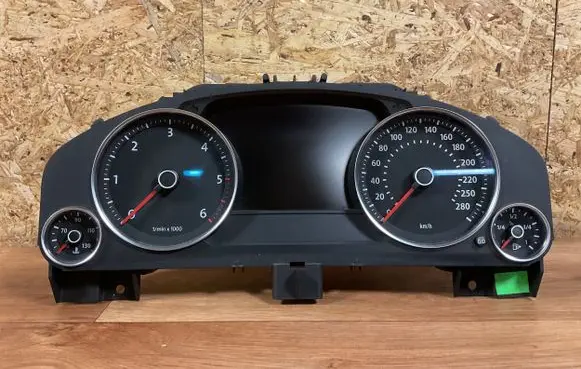 Volkswagen Touareg II Speedometer (instrument cluster) 7P6920982L 0263677138
