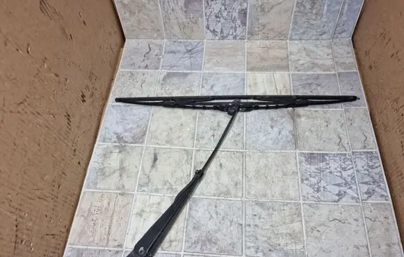 Rear wiper blade arm