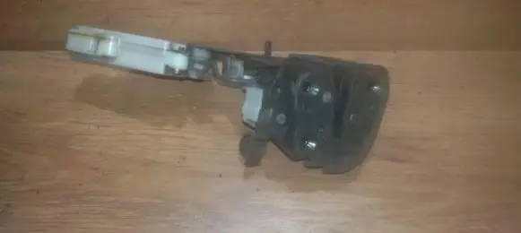 Nissan Sunny Front door lock 8055269r00