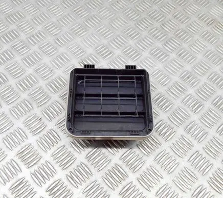Quarter panel pressure vent