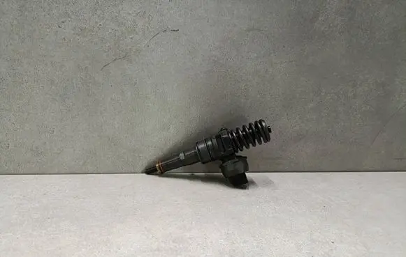 Volkswagen Golf V Fuel injector 038130073AG