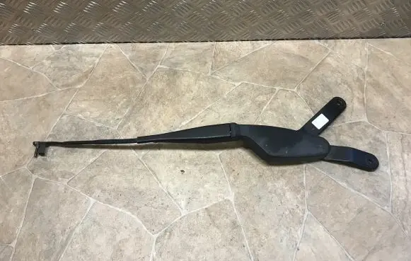 Mercedes-Benz C W204 Front wiper blade arm A2048200444