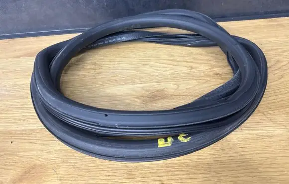 Skoda Octavia Mk2 (1Z) Rear door rubber seal (on body) 1Z9867367