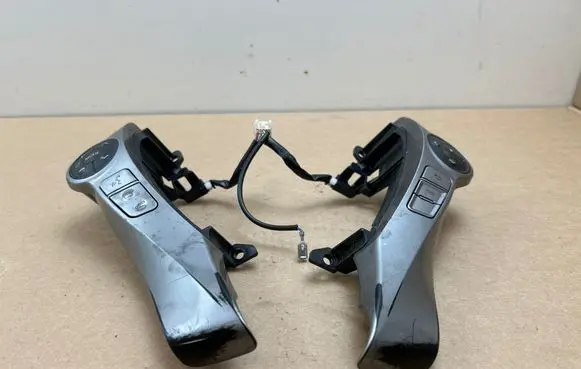 Toyota Prius+ (ZVW40) Steering wheel buttons/switches 8425047490