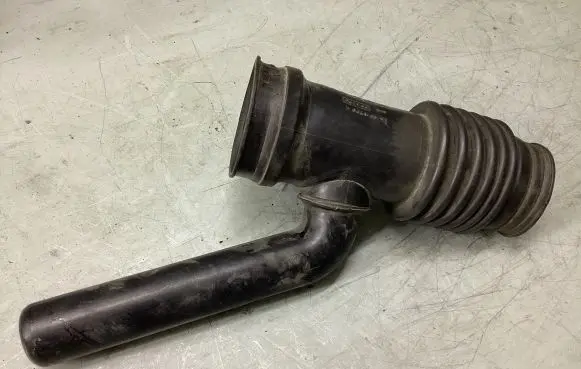 Subaru Legacy Breather hose/pipe B009