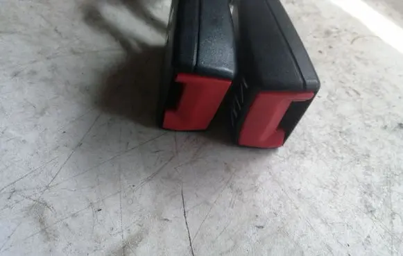 Volkswagen Golf VI Middle seatbelt buckle (rear) 1K0857739