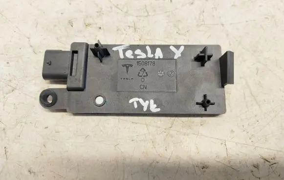 Tesla Model Y Antenna control unit 