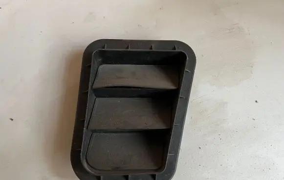 Quarter panel pressure vent