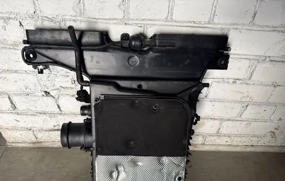 Audi Q7 4M Air filter box 4M0133843C