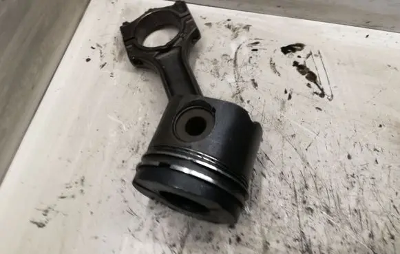 Land Rover Range Rover L322 Piston with connecting rod
