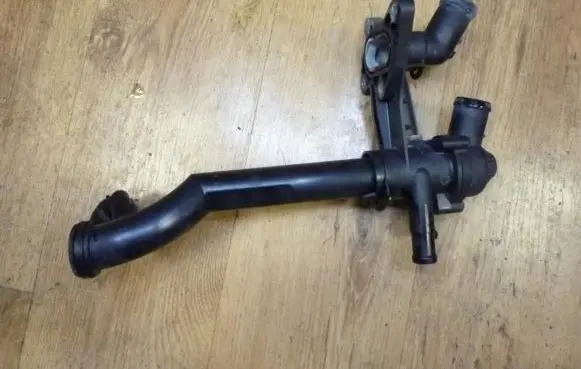 Volkswagen Polo V 6R Thermostat housing 03C121111B VD657