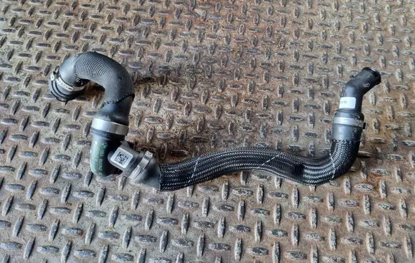 BMW 1 F40 Engine coolant pipe/hose 8631942