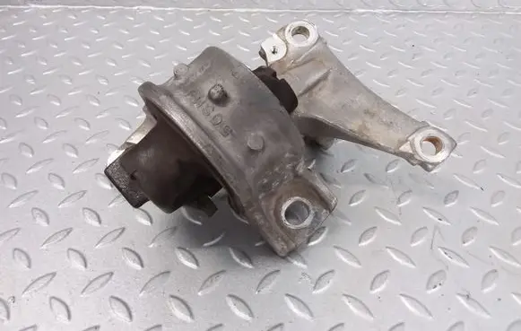 Honda Civic Engine mount bracket