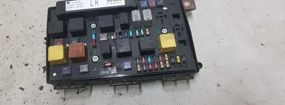 Opel Zafira B Fuse module 13268307