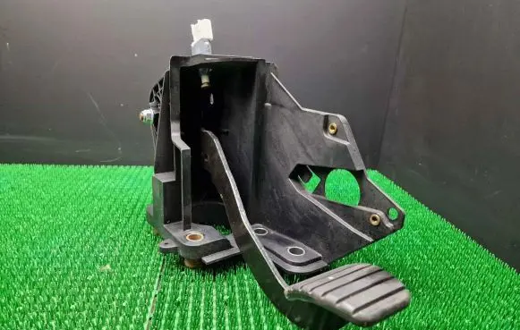 Renault Master III Brake pedal 465104099R