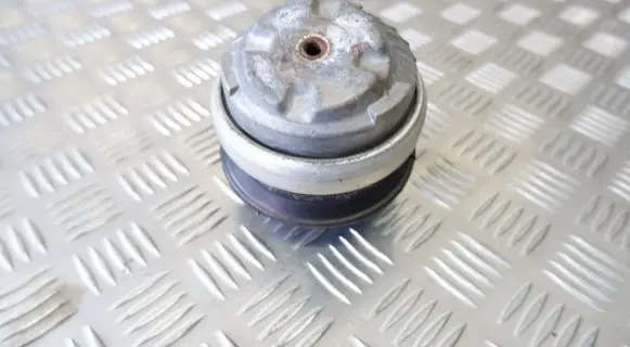 Mercedes-Benz CLS C218 X218 Engine mount bracket