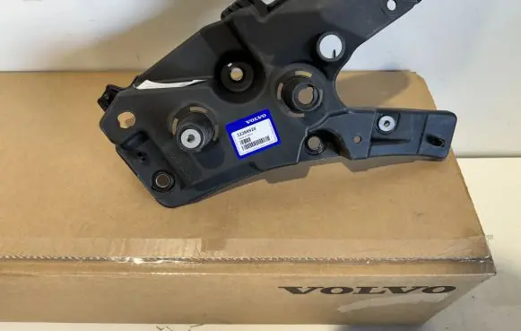Volvo XC60 Fender mounting bracket 32288928