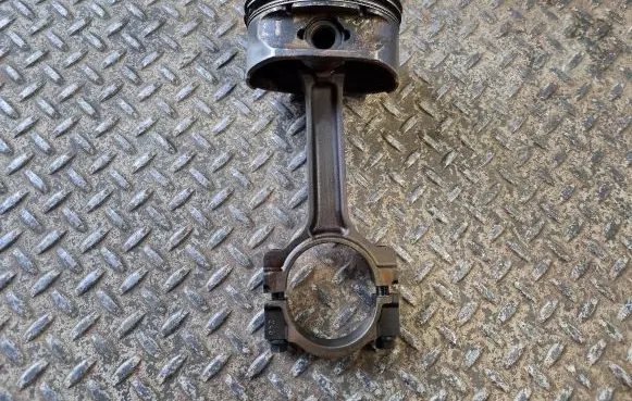 Cadillac Escalade Piston with connecting rod