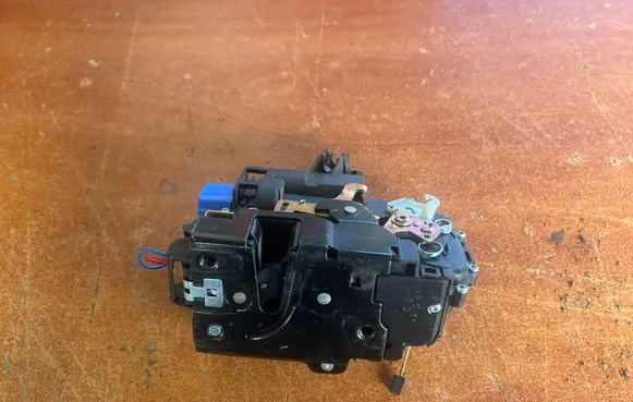 Skoda Praktik (5J8) Front door lock 3B1837016CE 5J1837016
