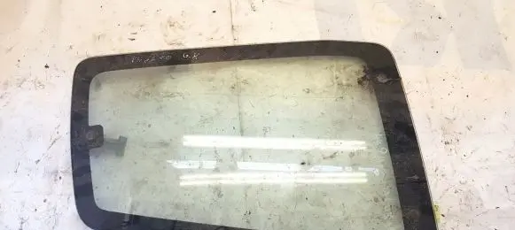 Mitsubishi Pajero Rear side window