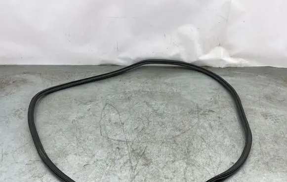 Audi Q7 4M Rear door rubber seal (on body) 