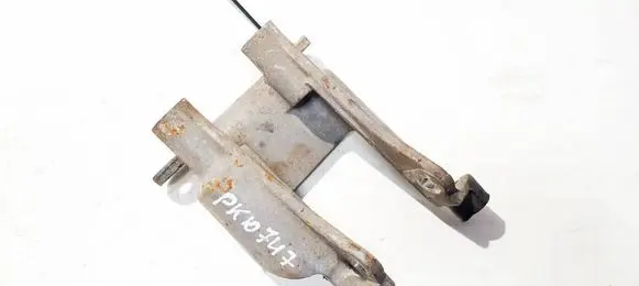 Engine mounting bracket