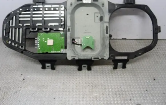 Mercedes-Benz R W251 Aerial antenna amplifier A2518201875 28024811 3855ADC315S3