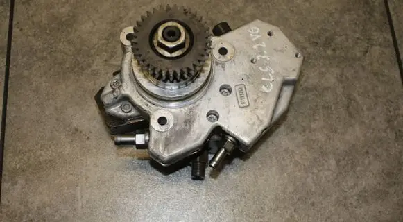 Mercedes-Benz CLS C219 Mechanical fuel pump A6420700501 0445010145