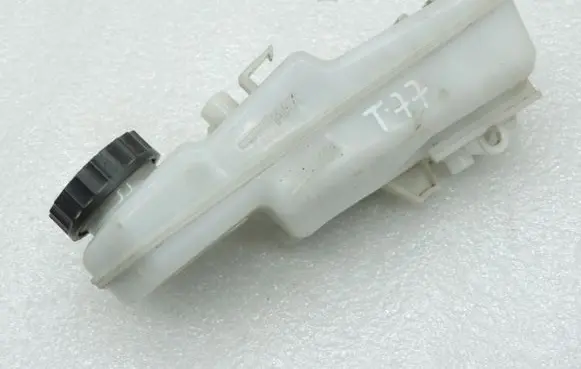 Toyota Avensis T270 Brake fluid reservoir 4722009120