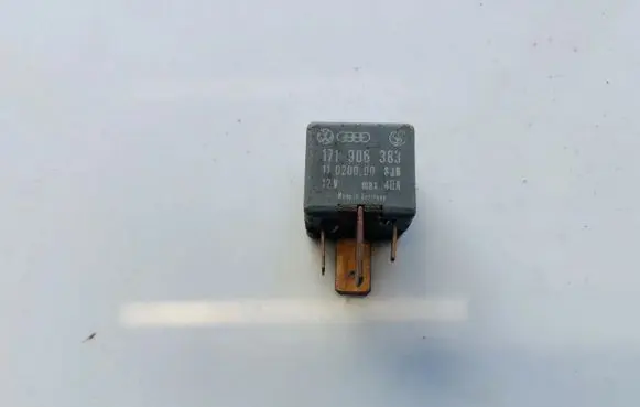 Volkswagen Golf III Other relay 171906383