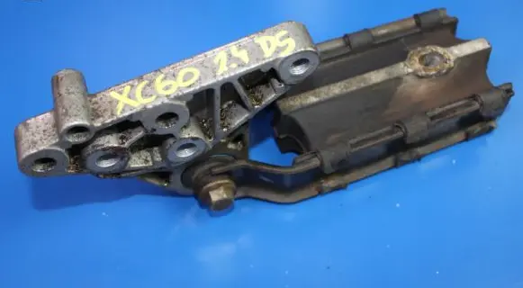 Volvo XC60 Engine mount bracket