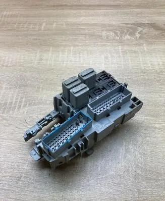 Opel Vectra C Fuse module 09115146 13100504
