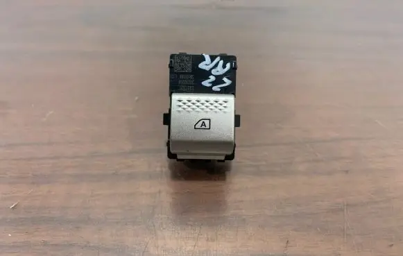 Mitsubishi Outlander IV Electric window control switch 20210204 E337305