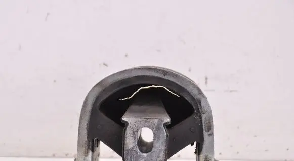 Volkswagen Transporter - Caravelle T5 Engine mount bracket