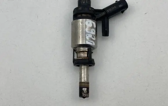 Audi A3 S3 8V Fuel distributor 06L906036L