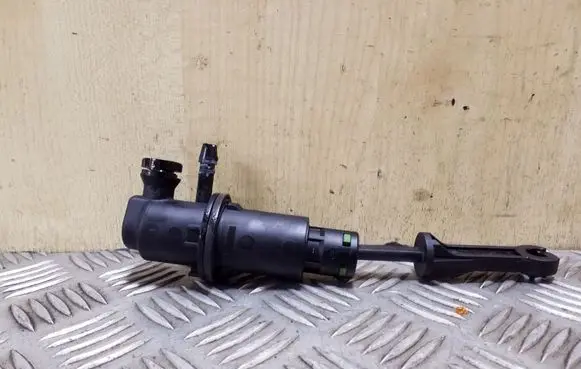 Peugeot 208 I Clutch master cylinder 9684249380