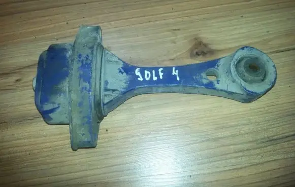 Volkswagen Golf IV Engine mount bracket