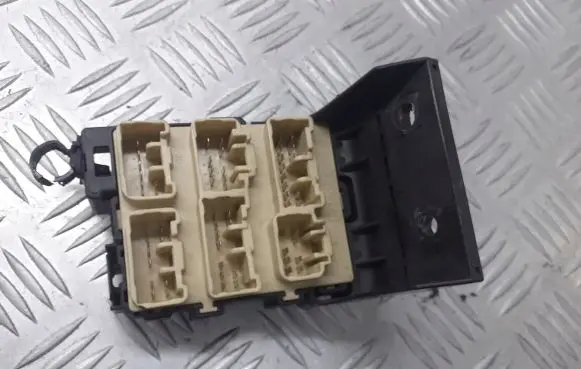 Toyota Corolla Verso E121 Fuse box cover 82734-05030