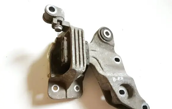 Mercedes-Benz V Class W447 Engine mount bracket A4472410713