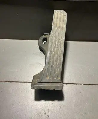 Accelerator throttle pedal