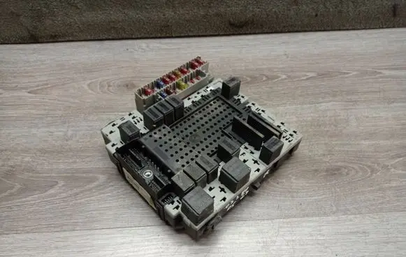 Volvo S80 Fuse module 08696040