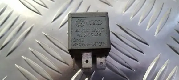 Volkswagen PASSAT B5.5 Other relay 141951253B V23134-B52-X227