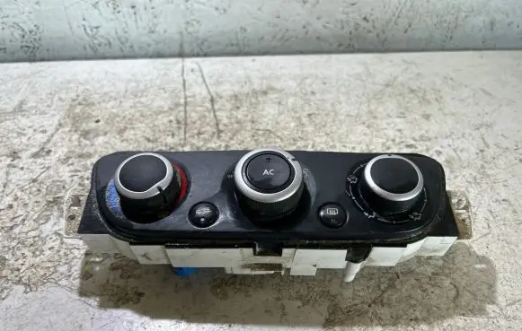 Renault Megane III Climate control unit T1001786G 1101121