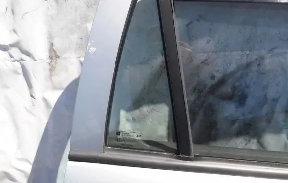 Opel Astra G Rear vent window glass 