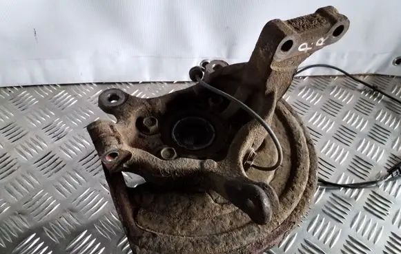 Nissan Juke I F15 Front wheel hub spindle knuckle