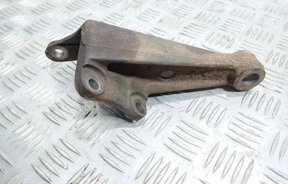 Mazda 626 Engine mounting bracket